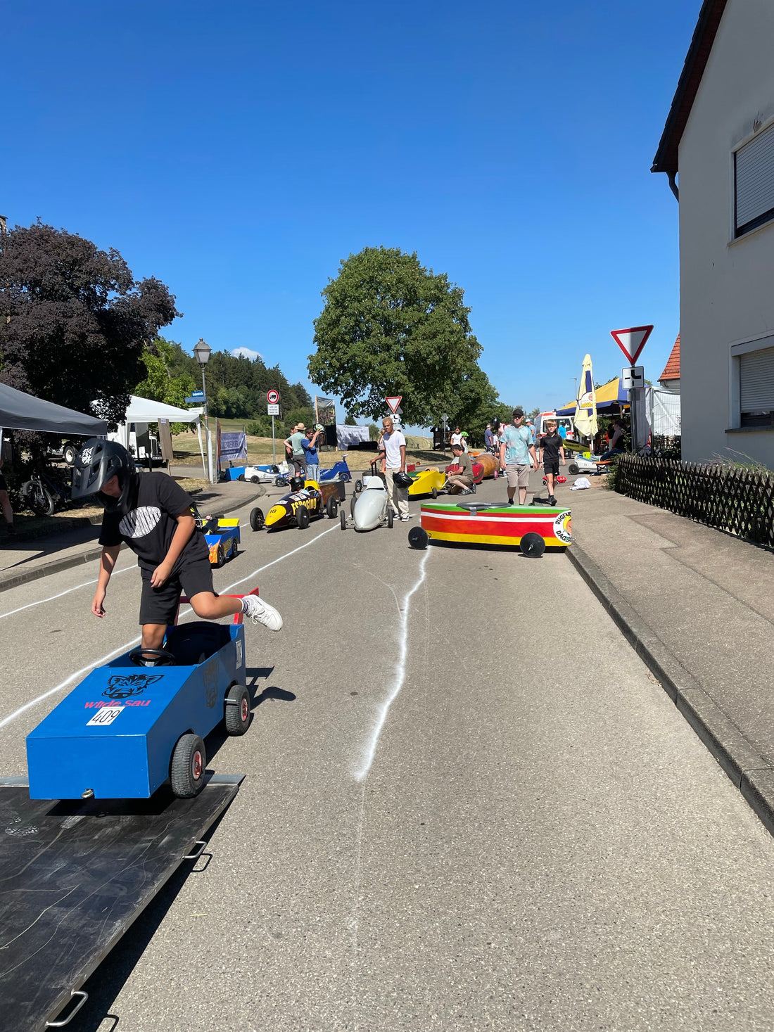 Viele Seifenkisten am Rennen in Auernheim
